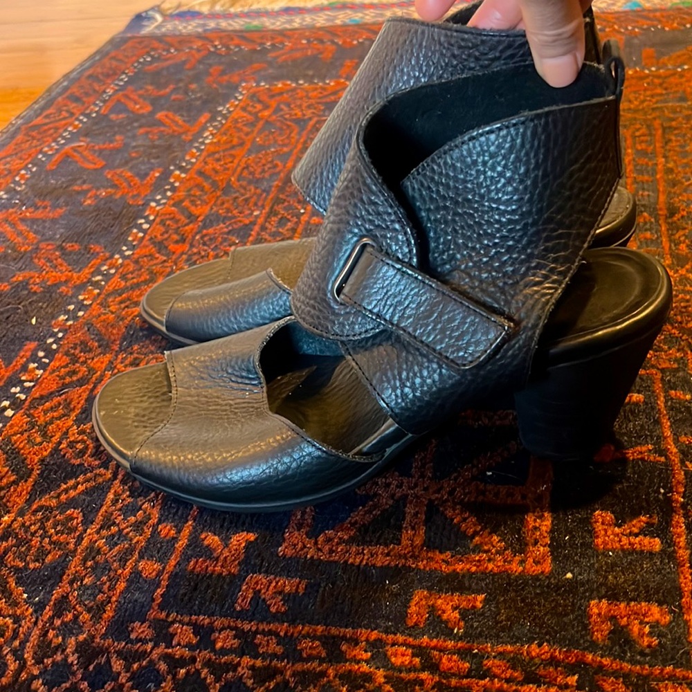 🖤 Arche Heeled Sandals